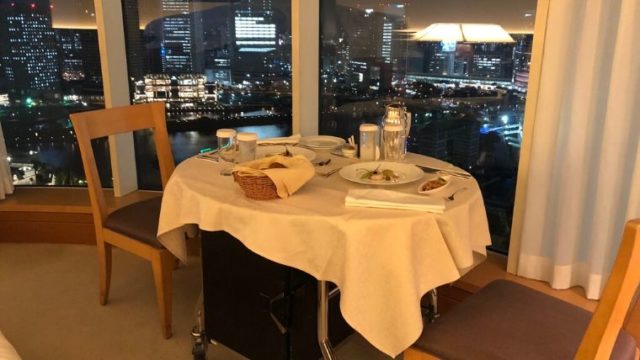 横浜ベイホテル東急のルームサービス(インルームディナー) 室内
